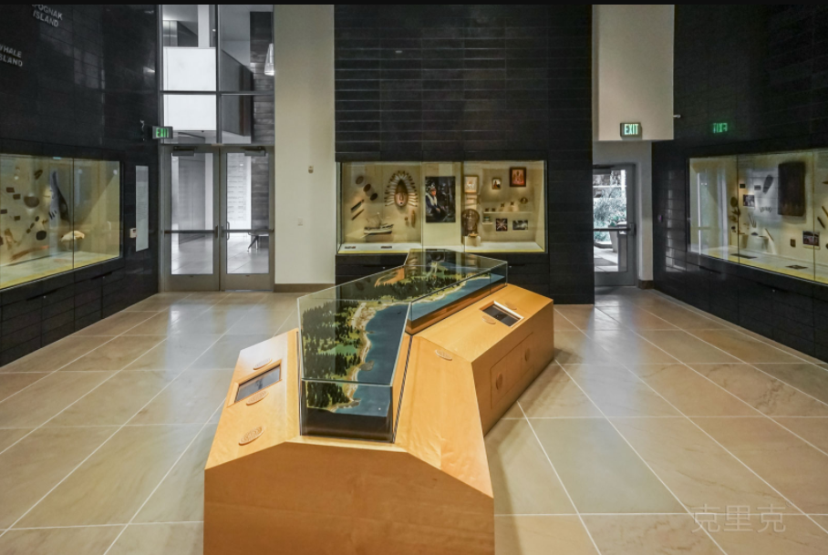 美國安克雷奇阿魯提克展示中心異形帶基座展柜樣式 美國安克雷奇阿魯提克展示中心異形帶基座展柜樣式