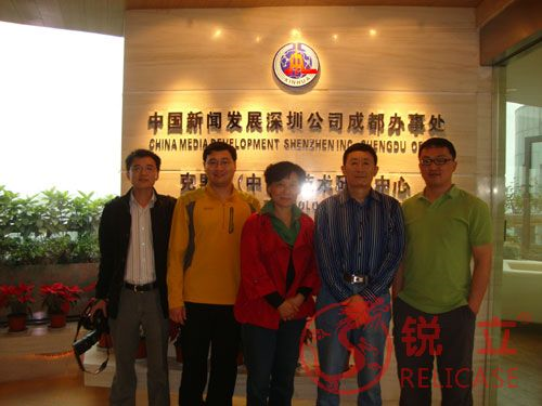 中國國家博物館展覽部主任曹新欣先生和副主任王杰先生參觀了克里克展柜生產(chǎn)基地 中國國家博物館展覽部主任曹新欣先生和副主任王杰先生參觀了克里克展柜生產(chǎn)基地