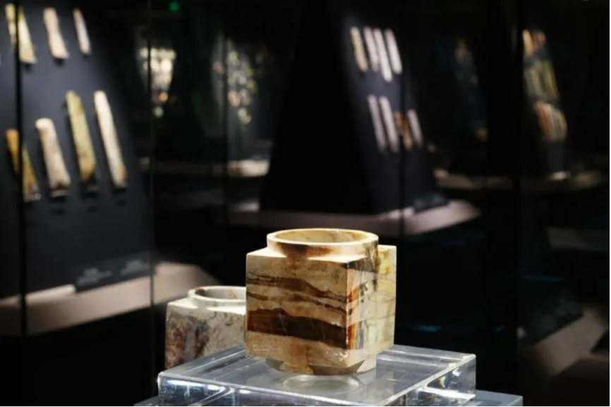 看到這張照片，你是不是以為玉琮在“裸展”？沒錯(cuò)，確實(shí)像。但它真的沒有裸展