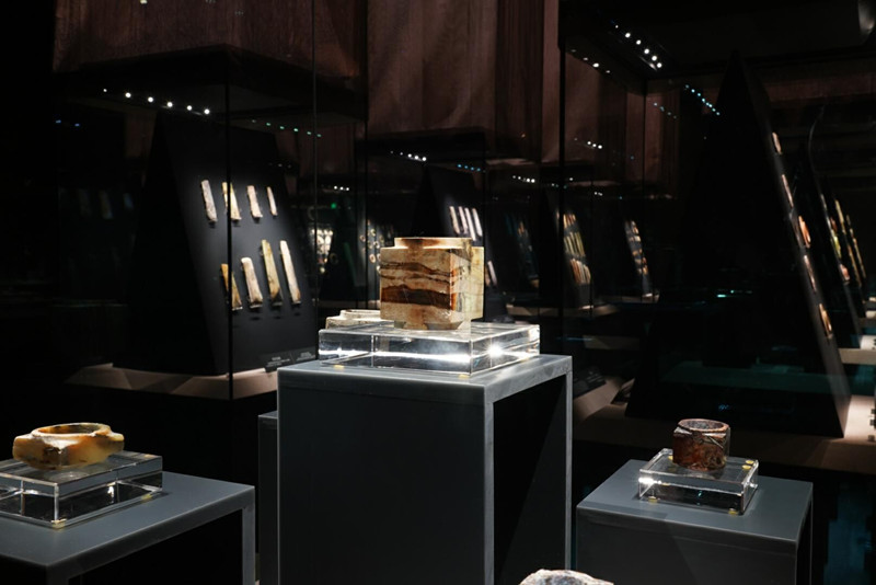 玉石展柜區(qū)，因?yàn)榈头床ＡУ募映?，更顯通透